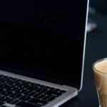 Офисный работник делает игровой перерыв для повышения продуктивности