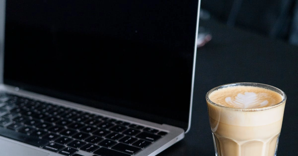 Офисный работник делает игровой перерыв для повышения продуктивности