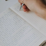 Офисный работник делает игровой перерыв для повышения продуктивности