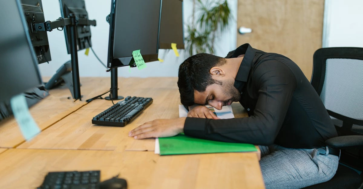 Офисный работник делает перерыв для игры Lucky Jet на компьютере